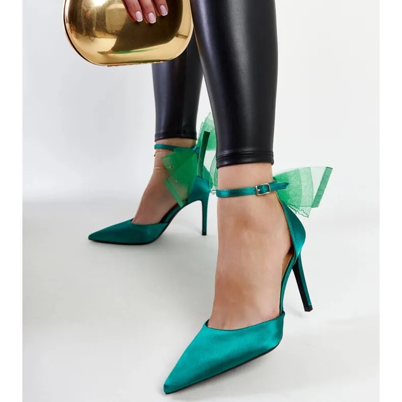 Talons hauts verts avec un nœud d'Ilaysa