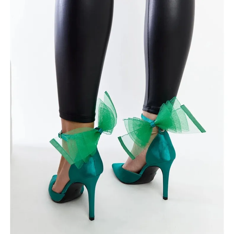 Talons hauts verts avec un nœud d'Ilaysa